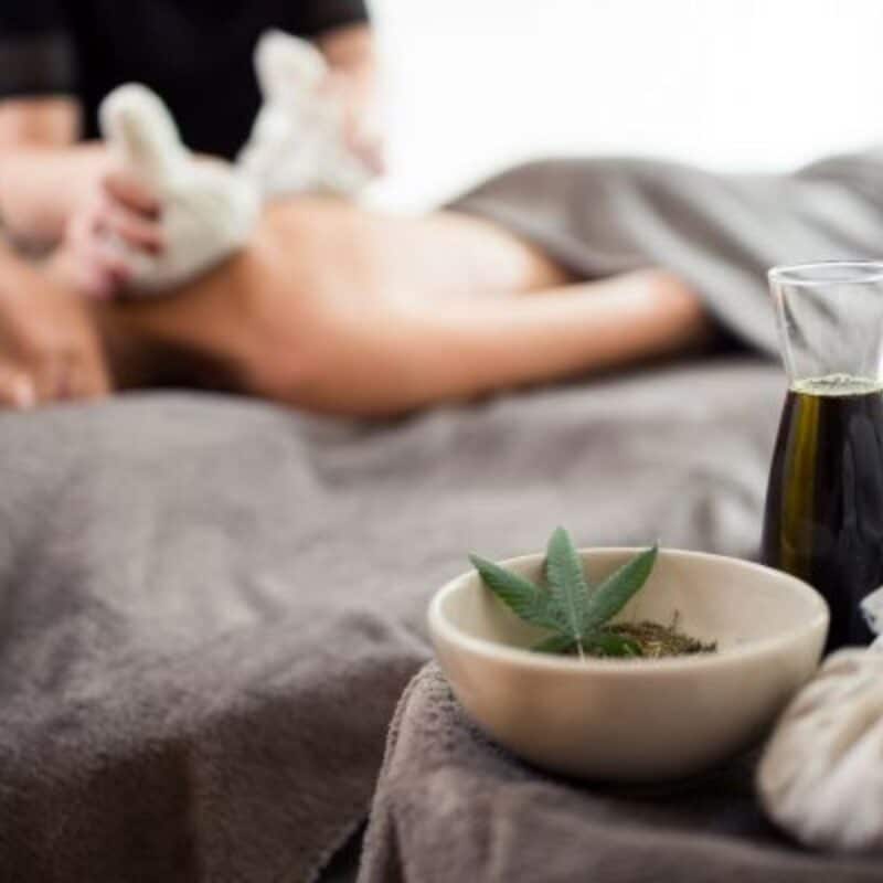 Massaggio Total Body con tamponi caldi alla schiena